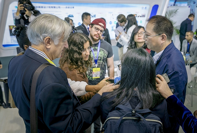 20240123119662.jpg 5向建軍在國際行業(yè)博覽會上接受中外記者采訪.jpg